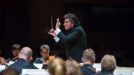 El conductor de orquesta dirigirá en la Sala Silvestre Revueltas del Conjunto Cultural Ollin Yoliztli "Altar de viento" de la compositora mexicana Gabriela Ortiz.