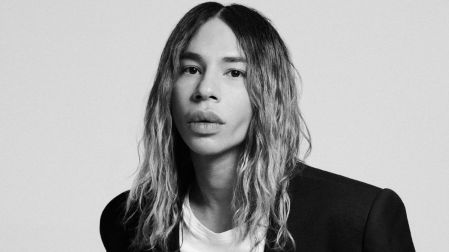 Rousteing pasó de una infancia en un orfanato de Burdeos a convertirse en uno de los creativos más influyentes de la industria de la moda.