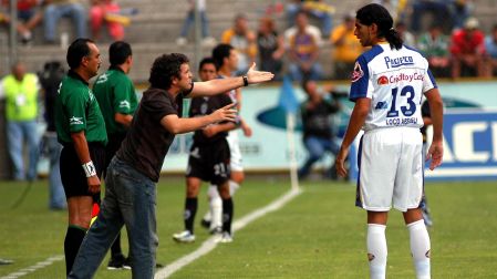 Lillo le da instrucciones al Loco Abreu, en los Dorados.