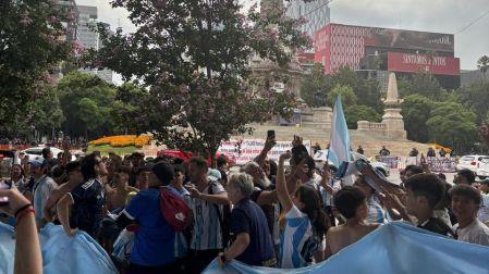 Cerca del Ángel de la independencia, una gran cantidad de seguidores de la Albiceleste se reunió en el FIFA Fan Fest del Zócalo.