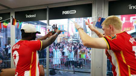 Kevin Akoto y Austin Franklin debían interactuar con el público que llegara a la zona de la pecera en Times Square, como parte de las obligaciones que adquirían en su peculiar trabajo para Fox One.
