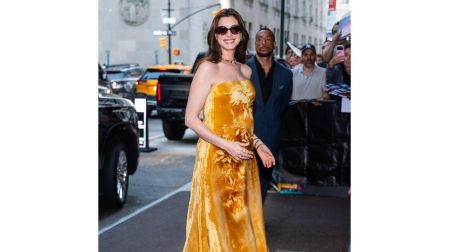 La actriz sorprendió con un luminoso vestido amarillo de Lela Rose que reflejaba la frescura del verano.
