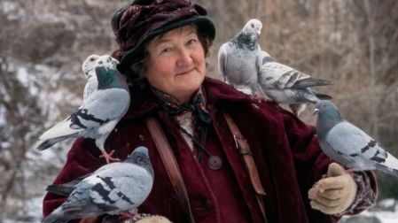 Brenda Fricker interpretó a la inolvidable Mujer de las Palomas en Mi pobre angelito 2: Perdido en Nueva York.