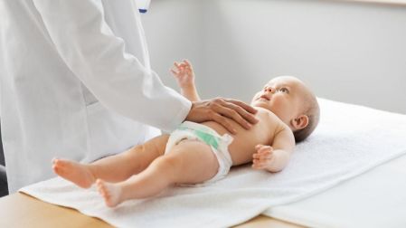 ¿Los bebés menores de 6 meses pueden tomar agua si hace calor? Esto dicen los especialistas