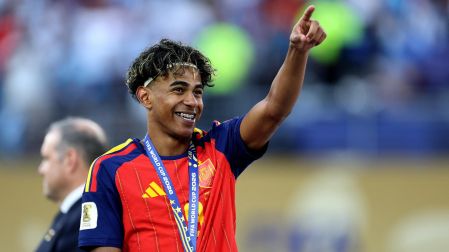Lamine Yamal celebrando su título del mundo con España