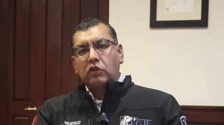 La investigación por los 10 ejecutados en Zacatecas apunta a extorsión y posible colusión de servidores públicos, con peritajes, cateos y análisis financieros.