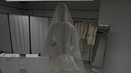 Gabriette Bechtel lució un vestido blanco de inspiración gótica diseñado por Matières Fécales.