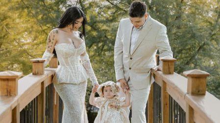 La influencer apostó por una elegante decoración en tonos blanco, rosa y dorado para la celebración.