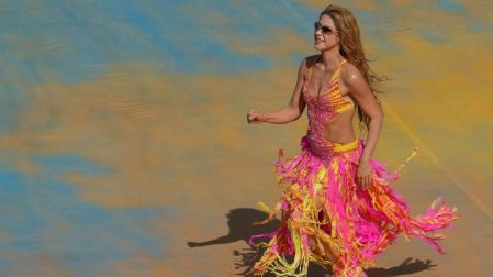 Fausto Puglisi creó para Shakira un look inspirado en los vibrantes colores de la colonia Condesa de Ciudad de México.