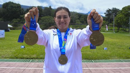 Alejandra Valencia luce sus medallas obtenidas en los Juegos Centroamericanos y del Caribe, San Salvador 2023.