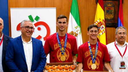 Los campeones del mundo Fabián Ruiz y Gavi fueron premiados con su peso en tomates.