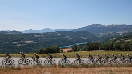 En los últimos kilómetros, el pelotón redujo la distancia con respecto al grupo de cabeza de carrera de la Etapa 18 del Tour de Francia 2026