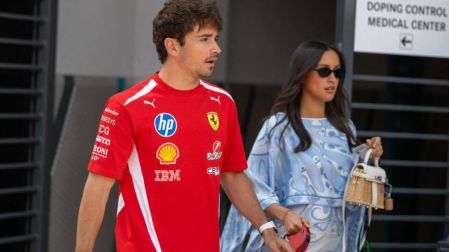 Las imágenes de Alexandra y Charles Leclerc en el paddock desataron rumores sobre la llegada de su primer hijo.