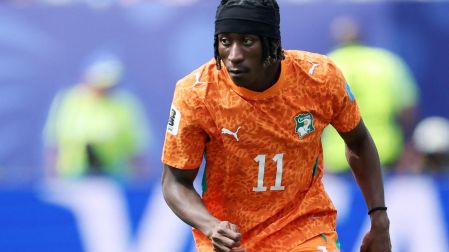 Yan Diomandé en un partido con Costa de Marfil