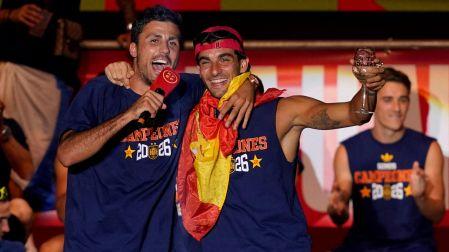 Ferran Torres celebrando junto a Rodri.