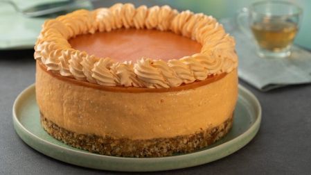 Cheesecake de mamey como postre.
