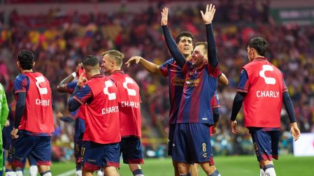 Jugadores del Atlante celebrando el gol de Pizzuto ante América
