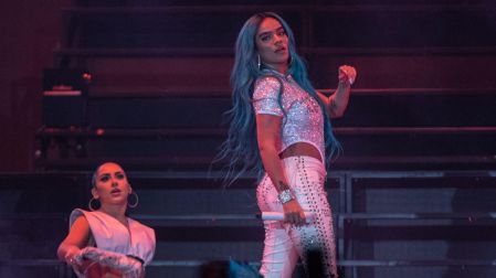 Karol G regala viaje de luna de miel a una pareja durante concierto en Chicago