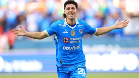 Paradela fue la figura de Cruz Azul anotando dos goles