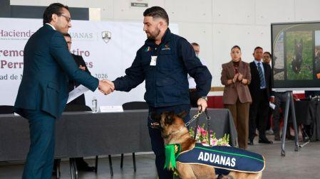 CIUDAD DE MÉXICO, 06 DE AGOSTO DE 2026. DURANTE LA CEREMONIA DE RETIRO DE OSLO, OWEN, NIXON, BOSCO PERROS DETECTORES DE ADUANA DEL AICM.