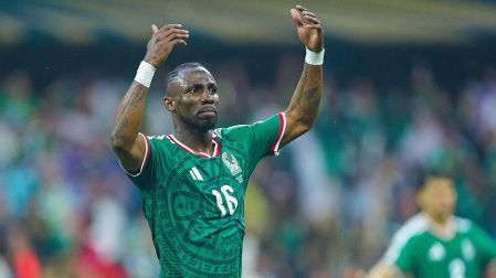 Julián Quiñones sigue encendido: gol y asistencia con el Al Qadsiah