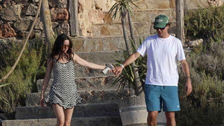 La actriz cubana disfrutó de unas vacaciones en España junto al vocalista de Rawayana, con quien protagonizó románticas escenas.