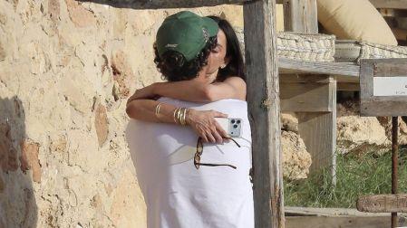 Besos, abrazos y un paseo en barco alimentaron los rumores sobre el supuesto romance entre Ana de Armas y Beto Montenegro.