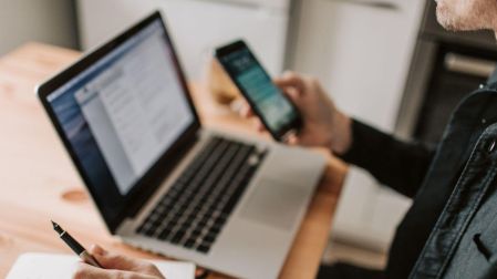 WhatsApp Web permite cerrar sesiones abiertas desde el celular.