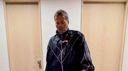 Aldo Rendón fue captado recogiendo un objeto durante la transmisión.