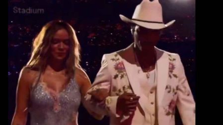 Karol G y Bruno Mars cantan “STILL” y graban video en concierto