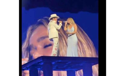 Karol G y Bruno Mars cantan “STILL” y graban video en concierto