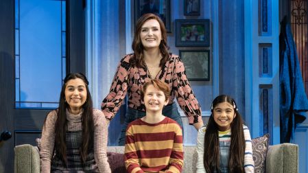 Alanis Sophia (Lydia Hillard), Melissa Campbell (Miranda Hillard), Chance Challen (Daniel Hillard) y Vivian Atencio (Natalie Hillard).