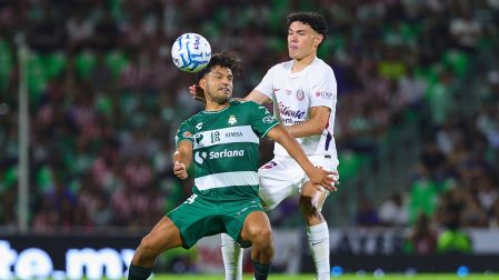 Jugadores de Santos y Chivas disputan el balón durante la Jornada 4 en el Apertura 2026 de Liga MX.