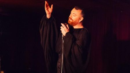 Sam Smith ha convertido su imagen y su música en espacios para explorar la identidad, la libertad y la expresión personal.