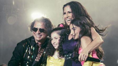 Aitana Derbez debutó junto a su mamá, Alessandra Rosaldo, durante un concierto de Sentidos Opuestos.