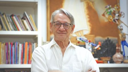 Alberto Ruy Sánchez publicó en ERA sus poemarios "La luz del colibrí", "Dicen las jacarandas" y "El silencio del gato".