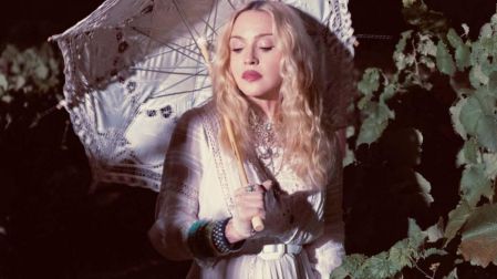Madonna demostró su pasión por la moda con dos impactantes looks durante su viaje por Grecia.