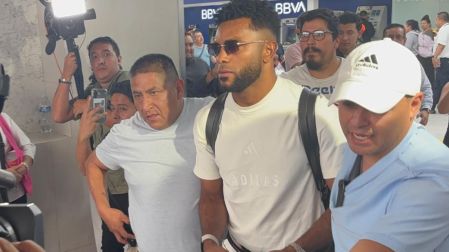 El delantero colombiano Miguel Borja llegó al aeropuerto de México