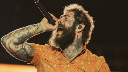 Post Malone cantando en un concierto.