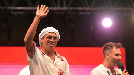 El fichaje de Ronaldinho se da como una estrategia comercial del club italiano