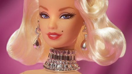 El diseño incluye el vestido rosa, guantes largos, joyería y el característico cabello rubio de la actriz.