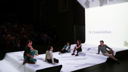 En "Asuntos de familia" se presentan nueve escenas que abordan distintos casos, como la violencia sexual, la homofobia, el incesto o la maternidad subrogada.