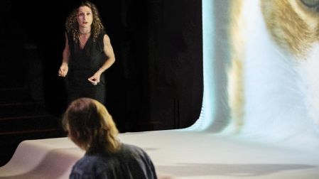 "Asuntos de familia", dirigida por la francesa Èmile RoussetAvec Saadia Bentaieb, Antonia Buresi, Teresa Coutinho, Ruggero Franceschini, Emmanuelle Lafon, Nuria Lloansi, Manuel ValladeConception du dispositif scenographique Nadia Lauro Musique Carla Pallone Collaboration a l’ecriture Sarah Maeght Creation lumiere Manon Lauriol Cheffes operatrices Josephine Drouin Viallard et Alexandra de Saint Blanquat Cadrage additionnel Italie Tommy / Cadrage additionnel Espagne Maud Sophie Montage Carole Borne, avec le renfort de Gabrielle StemmerAssistante a la mise en scene Elina MartinezDispositif son et video Romain Vuillet Regie plateau & regie generale Jeremie SananesTexte ecrit a partir d'entretiens realises notamment avec Fabiola Cardoso, Davide Chiappa, Anne Lassalle, Caroline Mecary, Lilia Mhissen, Isabel Moreira, Pauline Rongier, Hansu Yalaz, Marco Zaba, Neus Aragones, Alice Bouissou, Veronique Chauveau, Michele Giarratano, Agnes Guimet, Montse Marti, Diodio Metro, Joana Mortaga, Luca Paladini, Morghan Peltier, Jennifer Tervil, Agathe Wehbe, les equipes du Parloir Pere-Enfants ARS95, des associations Adepape95-Repairs!95, Proteger l’enfant, de la Oficina de comunicacio de la Policia de la Generalitat – Mossos d’Esquadra.