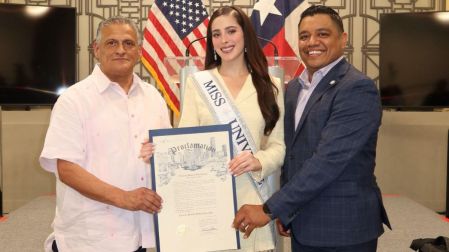 La Miss Universo 2025 recibió las llaves de Houston y un reconocimiento oficial durante su visita a Texas.