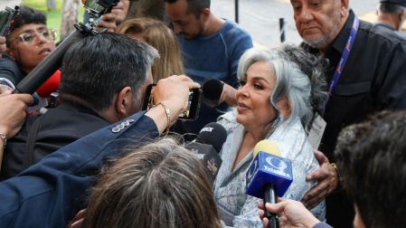 Verónica Castro acompañó a su hijo en su graduación de la preparatoria.
