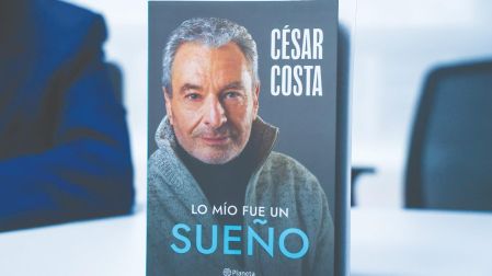 El cantante, actor y abogado habla de detalles poco conocidos de su vida, como que estudió piano y violín.