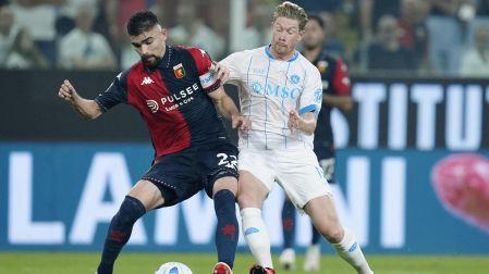 Kevin De Bruyne pelea el balón ante Johan Vásquez, cometiendo una falta no marcada y anotando en favor del Napoli.