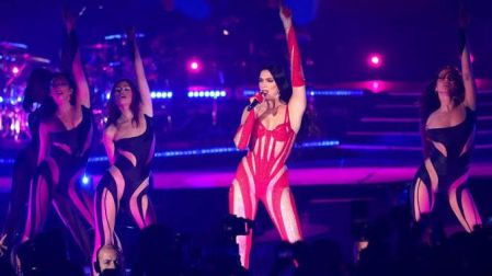 Dua Lipa ha ganado diversos premios y roto récords en plataformas digitales.