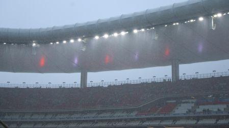 Aficionados abandonan parcialmente las tribunas del Estadio Akron tras el diluvio previo al Chivas Vs Xolos.