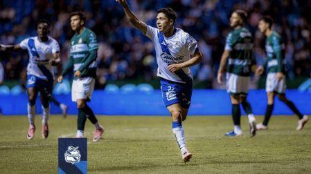 Carlos Baltazar celebrando el gol del triunfo